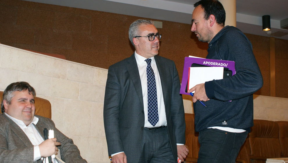 El diputado de Podemos, José Ramón Blanco (der.), durante una de sus sesiones en el Parlamento de Cantabria