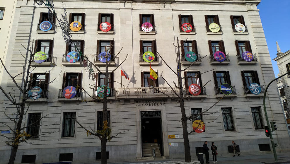 Exposición en la fachada de la Delegación de Gobierno en Cantabria | Foto: edc