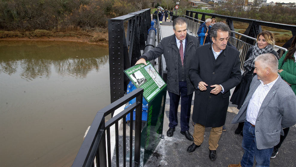 Las autoridades inauguran el puente viejo de la ría Solía