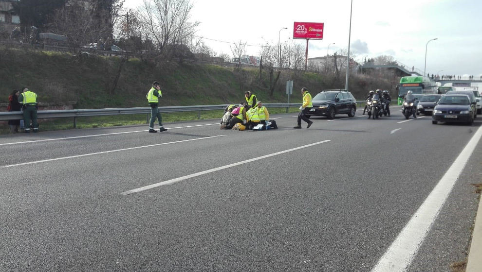 Servicios de emergencias atendiendo al taxista en la A-2