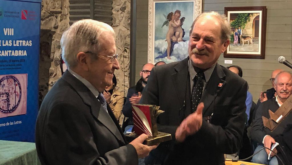 El profesor y experto en Historia y Filosofía del Derecho, Ángel Sánchez de la Torre, y el presidente de la Sociedad Cántabra de Escritores, Isidro Cicero