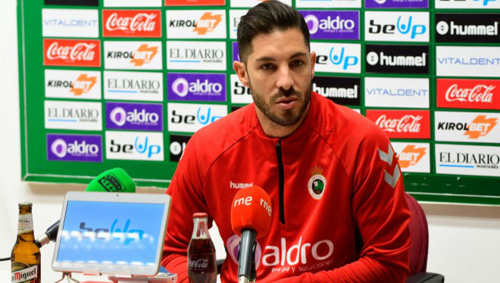 Álvaro Cejudo en la sala de prensa de las Instalaciones Nando Yosu