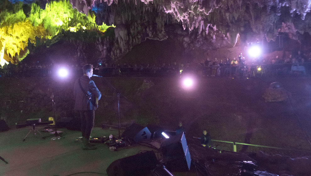 El cantante Jorge Drexler, durante el concierto en El Soplao