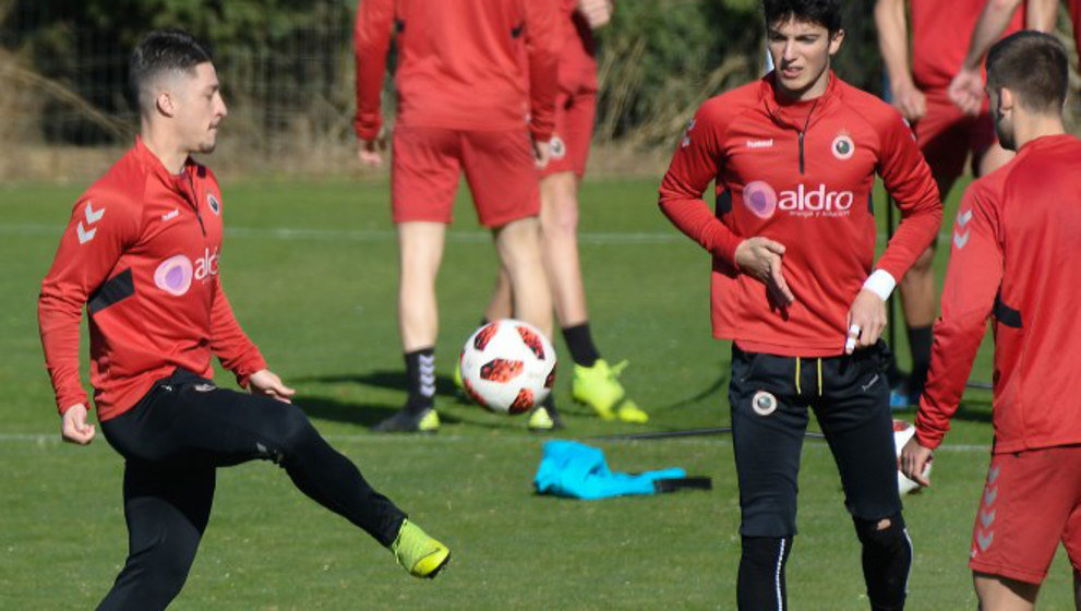 Enzo Lombardo (a la izquierda) toca el balón en las Instalaciones Nando Yosu