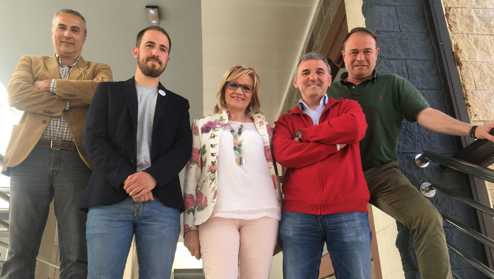 Los candidatos de Santa Cruz de Bezana, José Luis Vázquez (Vox), Luis del Piñal (Unidas Podemos, Milagros Bárcena (ADVI), Alberto García (PSOE) y Jesús Francisco Celada (PP) | Foto: edc