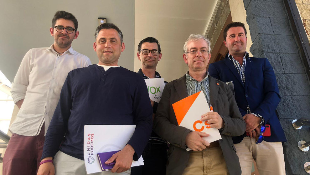 Los candidatos a la Alcaldía de Piélagos Rubén Carrillo (IU), Rubén Madrazo (Podemos), Jorge Calandra (Vox), Marco Antonio (Cs) y Luis Antonio Sañudo (AVIP) | Foto: edc