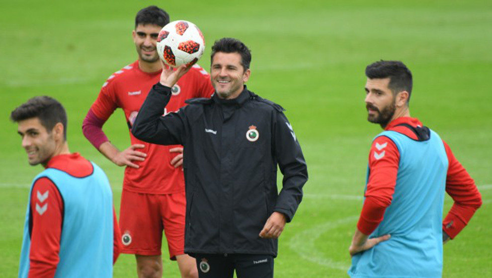 El entrenador del Racing, Iván Ania, durante una sesión en las Instalaciones &#39;Nando Yosu&#39;