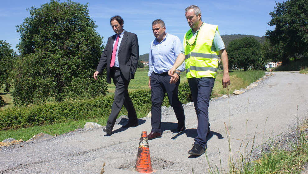 El consejero de Obras Públicas en funciones, José Luis Gochicoa, visita las obras de la senda peatonal junto al alcalde de Argoños, Juan José Barruetabeña