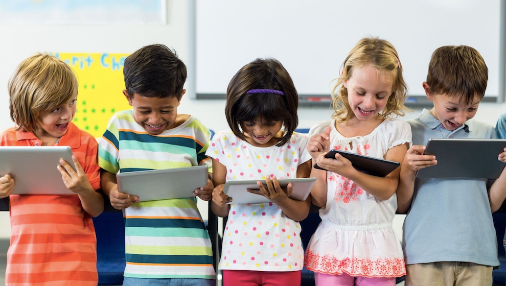 Niños viendo la tablet