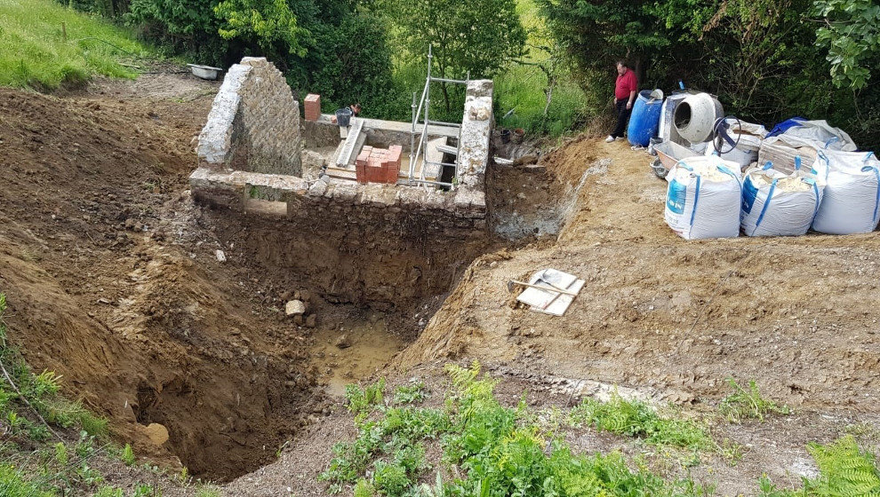 Obras de recuperación del lavadero de Cortiguera que está llevando a cabo el Ayuntamiento de Suances