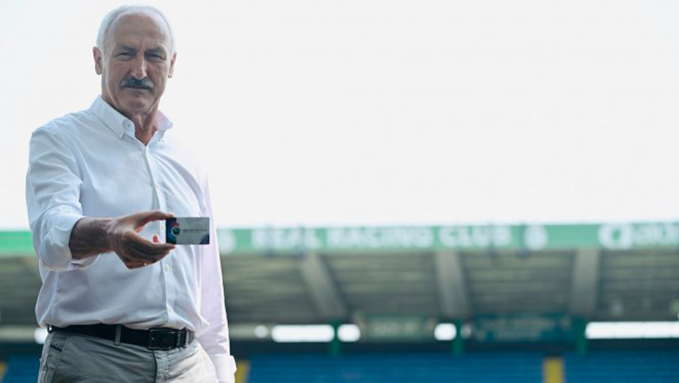 Juan Antonio &#39;Tuto&#39; Sañudo, Presidente de Honor del Racing, posa en El Sardinero con su abono del curso 2019/20