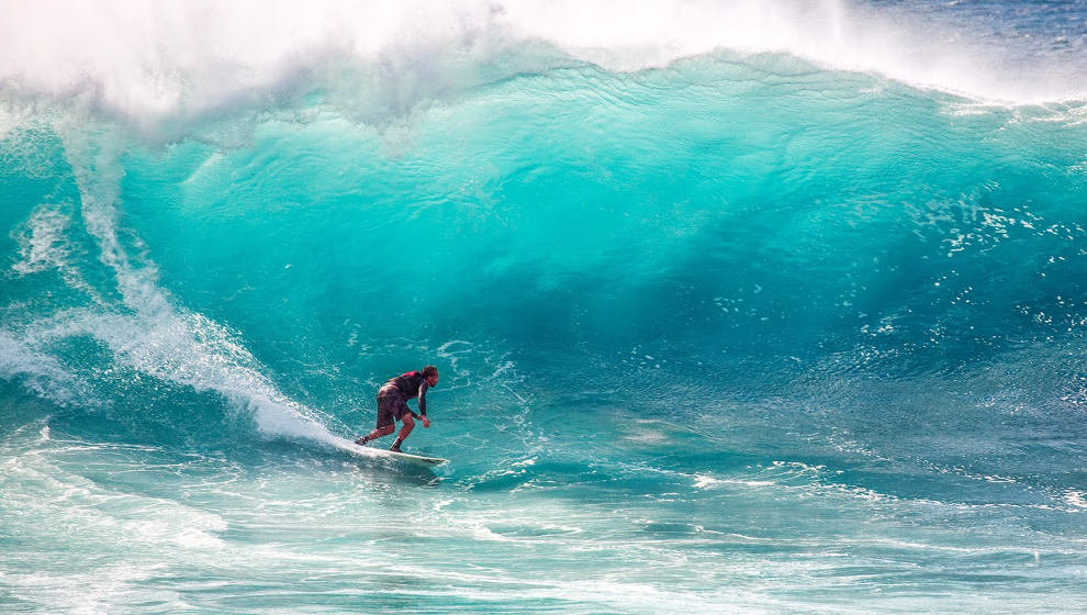 El surf es un deporte que se practica mejor durante el otoño y el invierno