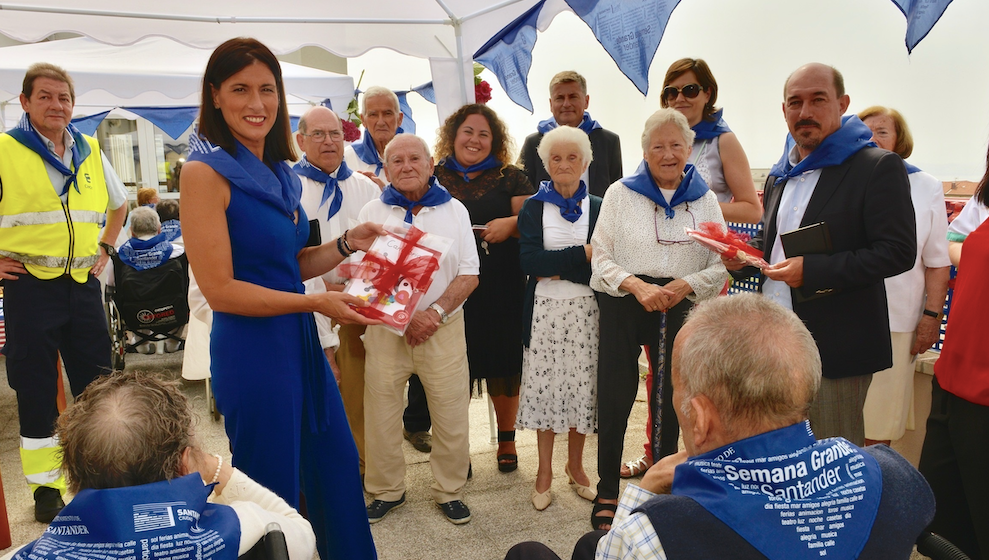 La alcaldesa de Santander, Gema Igual, asistiendo a la celebración de la Semana Grande en el centro de día de General Dávila