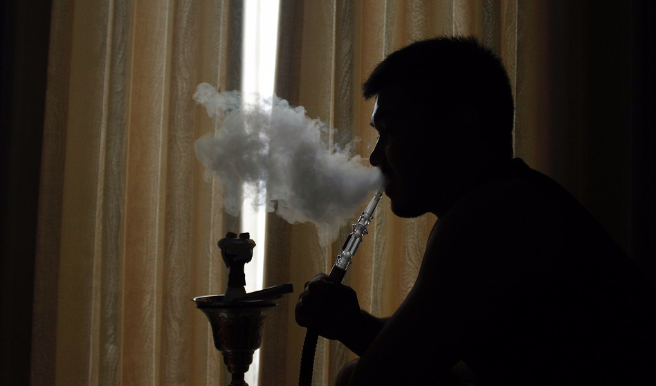 Imagen de la un hombre con una cachimba | Foto: Pixabay