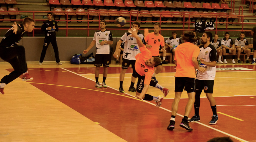 Ocasión del jugador Marc Abalos del Ford Alisauto BM. Torrelavega durante el partido | Foto de Quique González