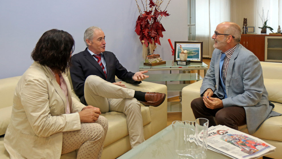 Despacho del consejero	El consejero de Sanidad, Miguel Rodríguez, recibe al alcalde de Arnuero, José Manuel Igual.

19 AGOSTO 2019