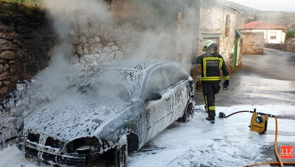 Coche incendiado en Santa Cruz de Iguña | Foto: 112 Cantabria