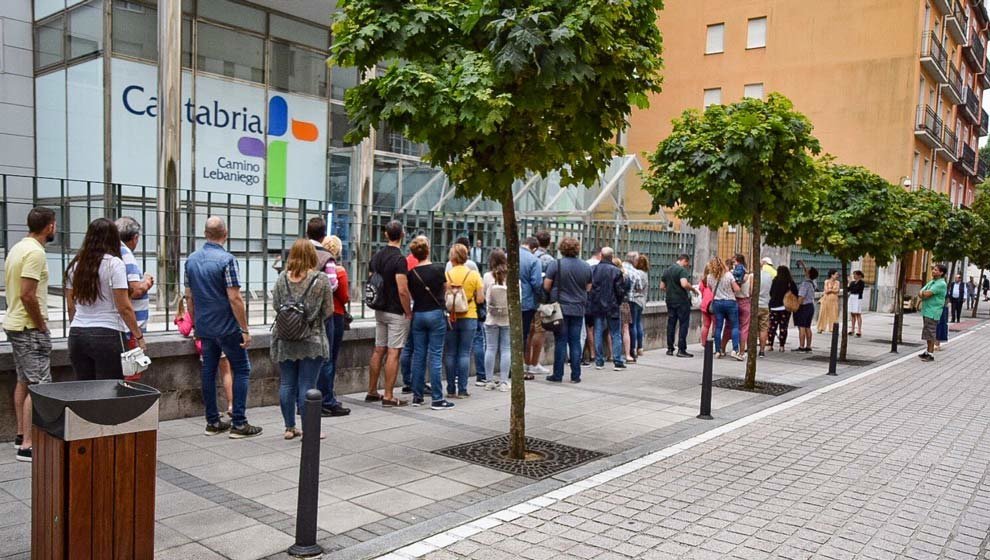 Cola para visitar a Revilla en la sede del Gobierno de Cantabria | Foto: Twitter Oficial de Miguel Ángel Revilla