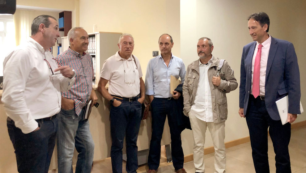 Representantes de AMA y de los vecinos de La Arena, junto al consejero de Obras Públicas y Vivienda, José Luis Gochicoa