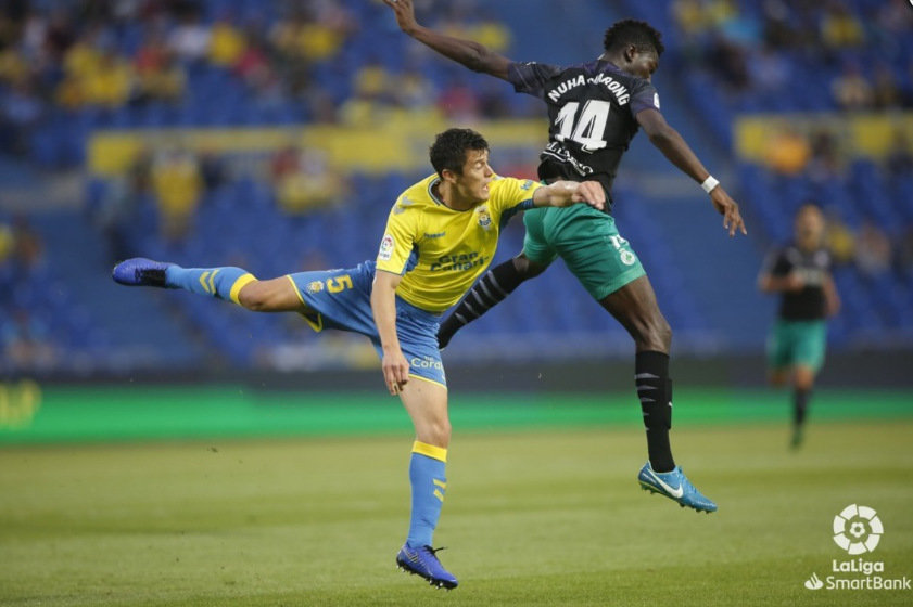 Un jugador de Las Palmas y el Racing pelean un balón en el encuentro del pasado sábado | Foto: @LaLiga