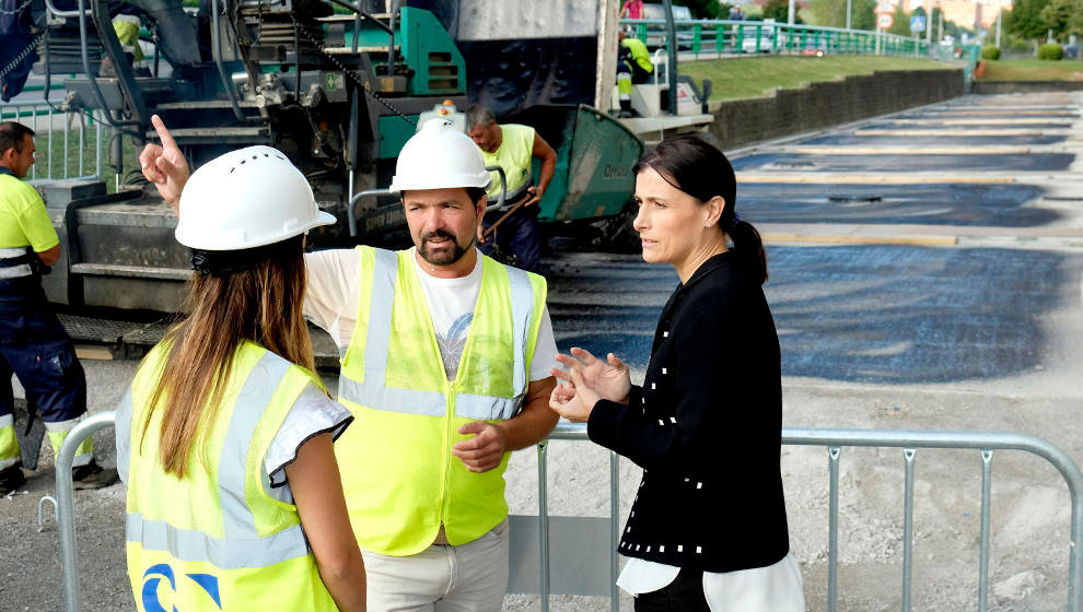 La alcaldesa de Santander, Gema Igual, visita las obras de renovación del entorno del campo de fútbol de El Sardinero