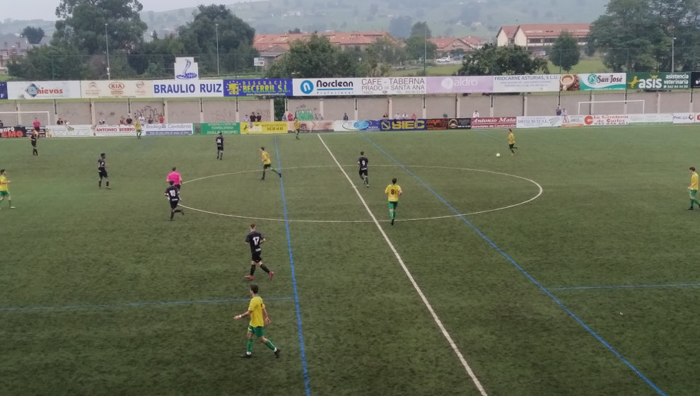 Un instante del partido del CD Tropezón - Rayo Cantabria