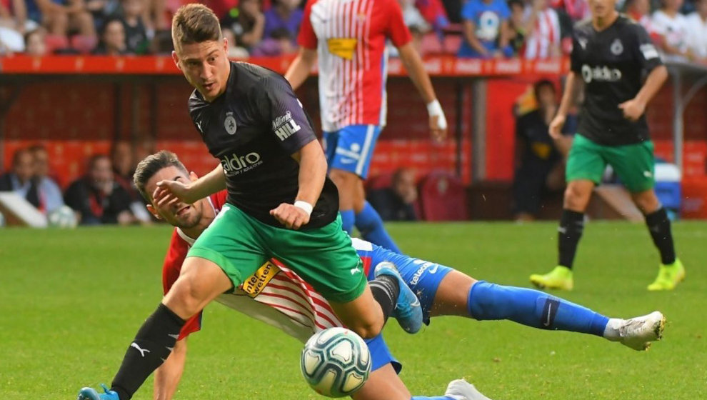 Enzo peleando un balón en el encuentro frente al Sporting | Foto: Real Racing Club