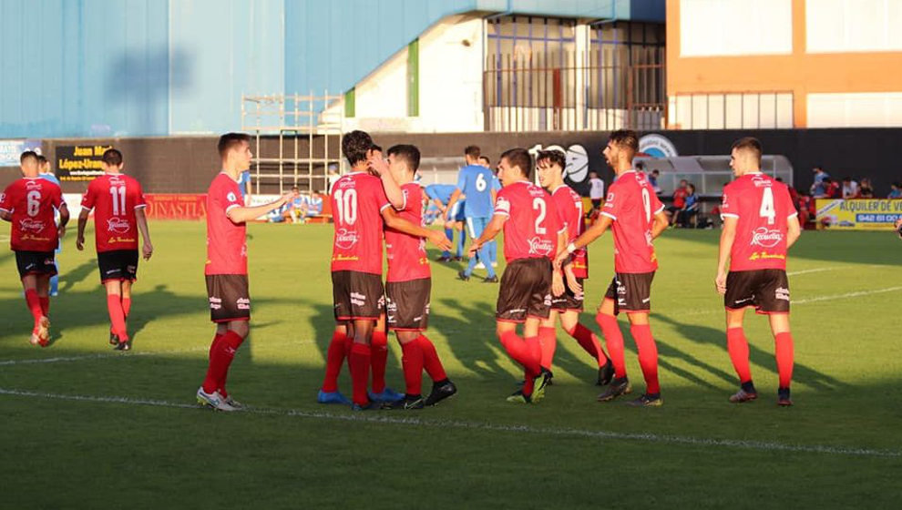 El Laredo celebrando uno de sus goles de esta jornada | Foto: Facebook del Laredo