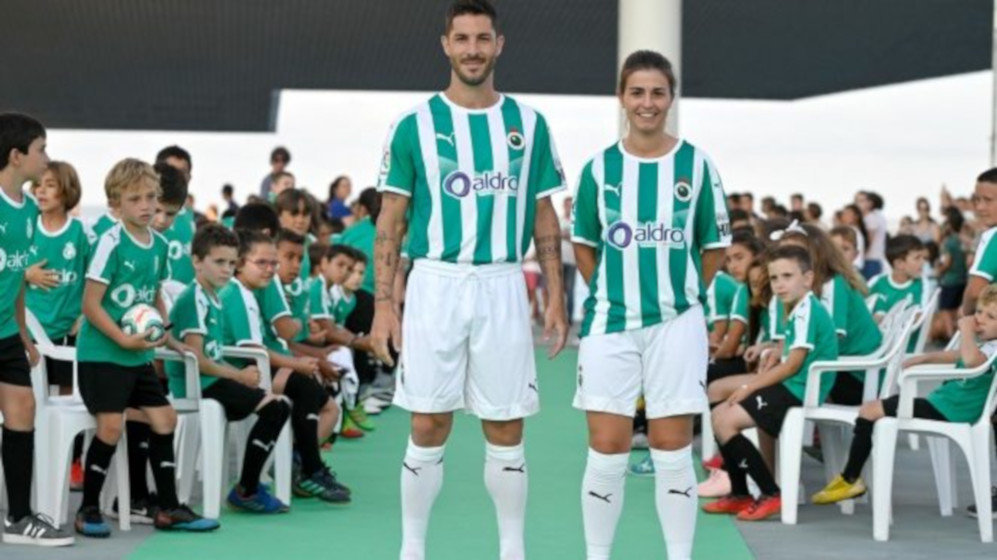 El día de la presentación de las equipaciones en el exterior del Centro Botín | Foto de realracingclub.es