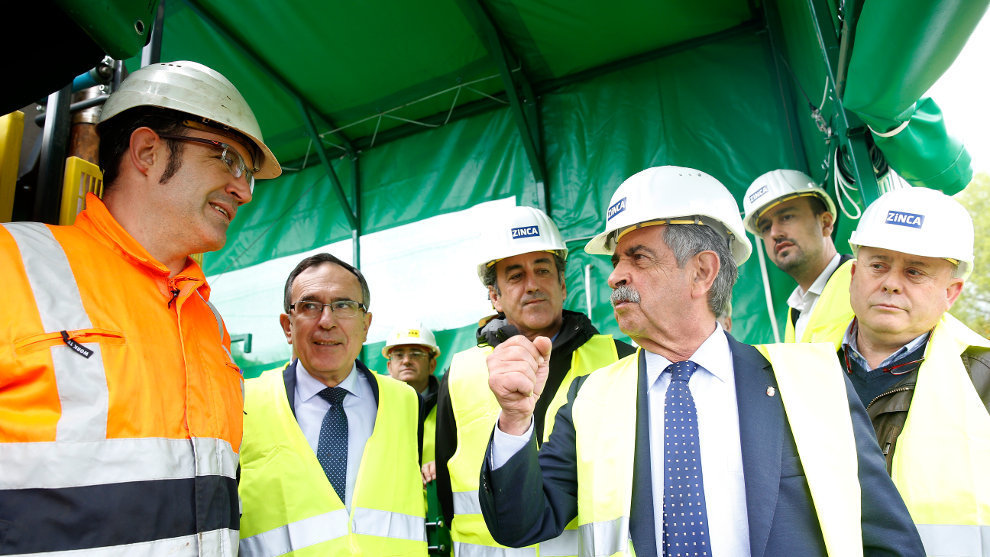 12:15	Las Quintas, Queveda, Santillana del Mar 
	El presidente de Cantabria, Miguel Ángel Revilla, junto al consejero de Innovación, Industria, Turismo y Comercio, Francisco Martín, asiste al inicio de las prospecciones mineras en la comarca del Besaya. 

19 mar 19