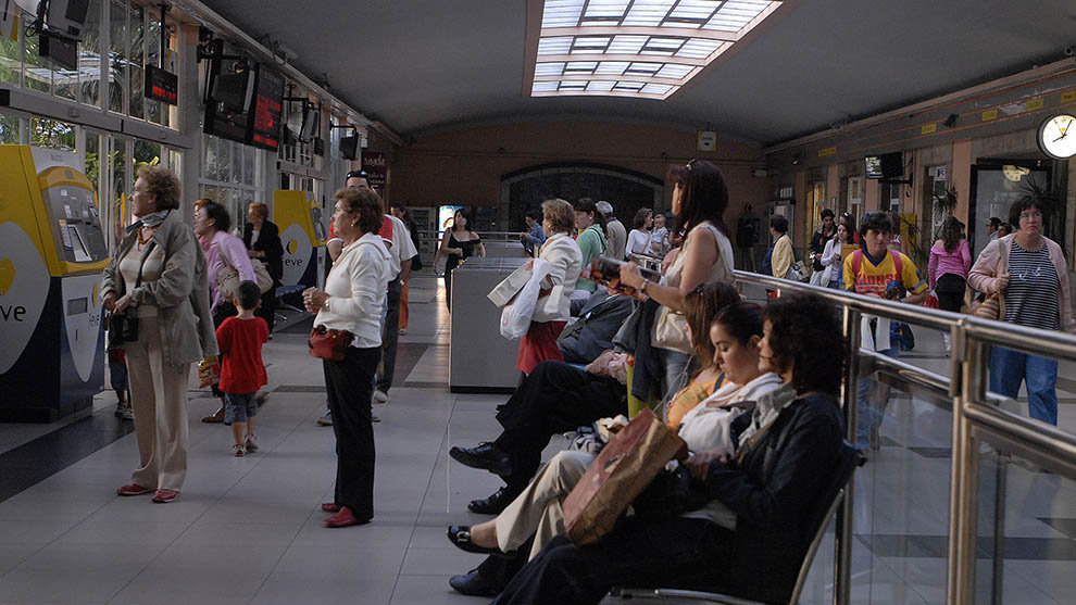 Pasajeros esperando su turno en los mostradores de la estación Renfe de la ciudad de Santander.

Pasajeros esperando su turno en los mostradores de la estación Renfe de la ciudad de Santander.

  (Foto de ARCHIVO)

5/11/2010