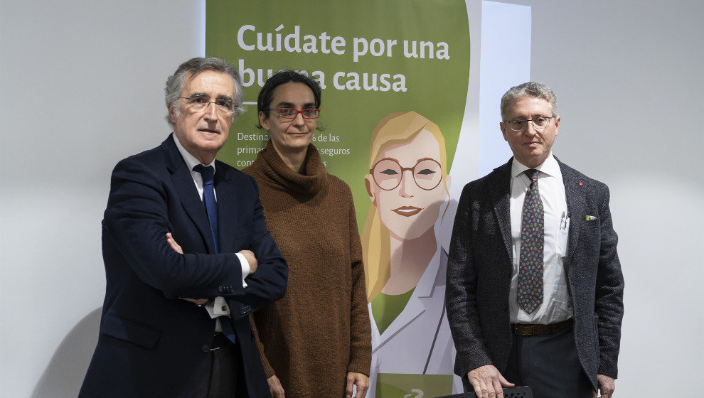 El presidente del Igualatorio Cantabria, el Dr. Luis Tomás Gómez (izda) ; el de la Asociación Española contra el Cáncer en Cantabria, el Pedro Prada. Y la vicepresidenta de la Asociación de Familiares de Enfermos de Alzheimer de Cantabria, Mónica Pérez