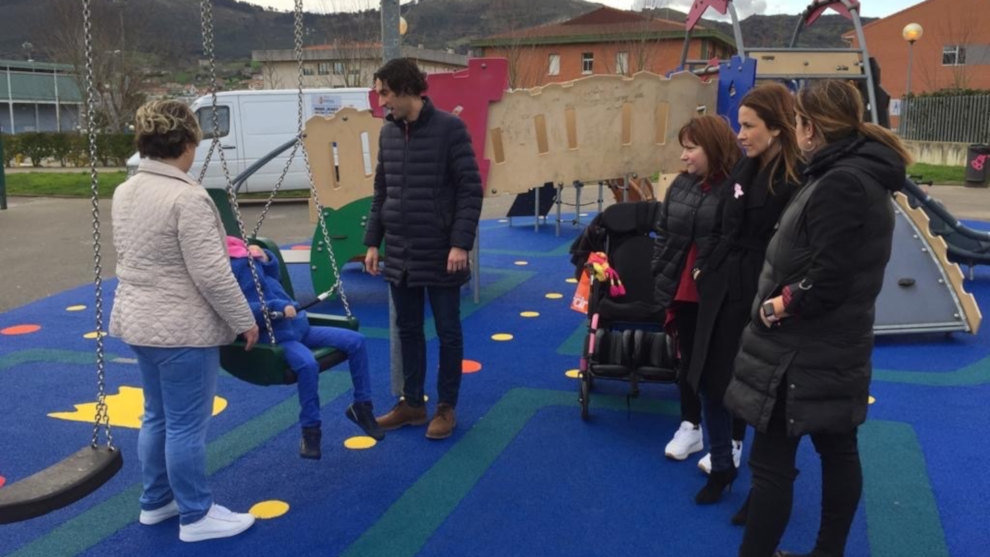 El alcalde de Astillero, Javier Fernández Soberón, y la edil de Obras y Medio Ambiente, Marta Fernández, visitan la renovación del parque infantil junto al colegio José Ramón Sánchez