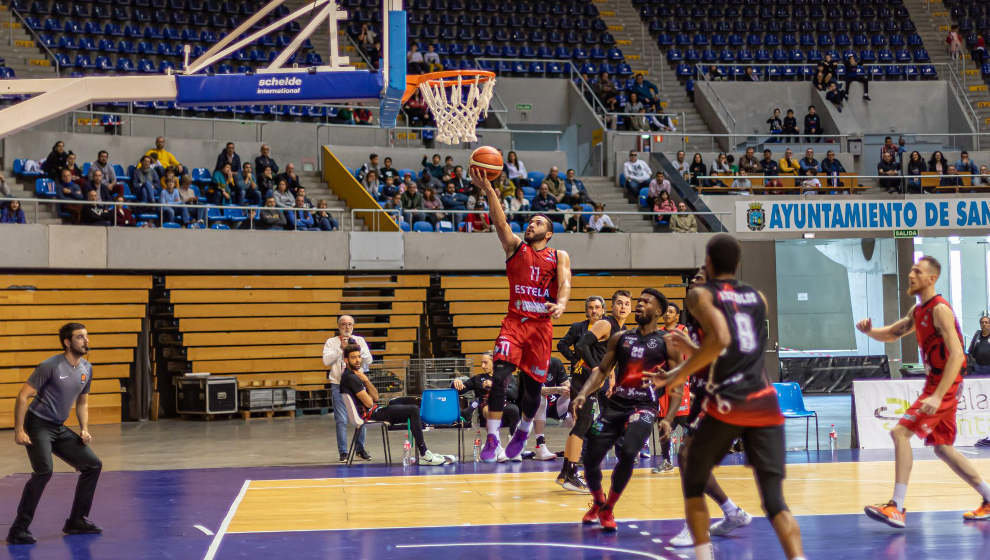 Un instante del partido entre Igualatorio Cantabria Estela y Círculo Gijón Baloncesto  | Foto: Ramón Santamaría