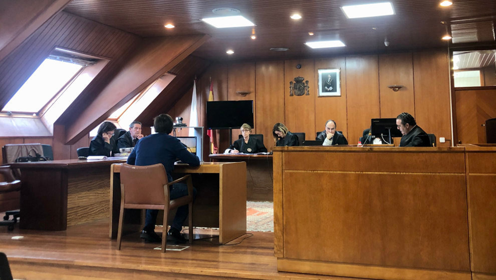 Uno de los acusados de agresión sexual presta declaración en el juicio celebrado en la Audiencia Provincial