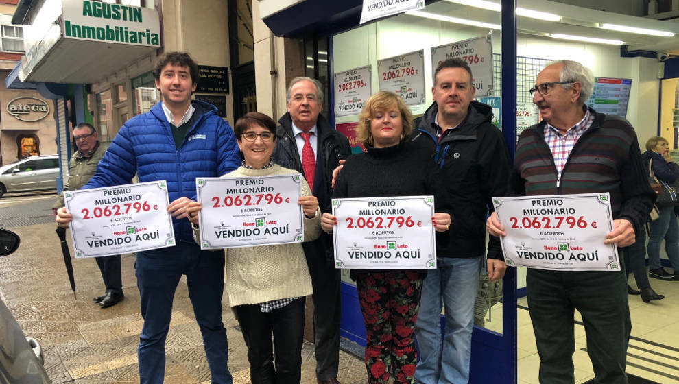 Miembros de la Administración de Torrelavega donde ha caído la bonoloto, junto a representantes de Loterías