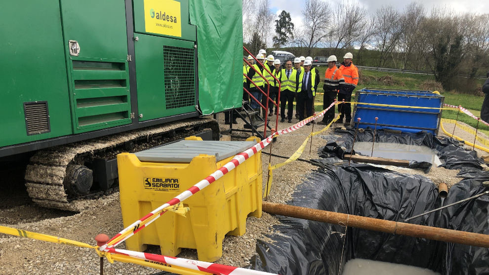 Visita de las autoridades al inicio de sondeos en la mina de zinc en Reocín