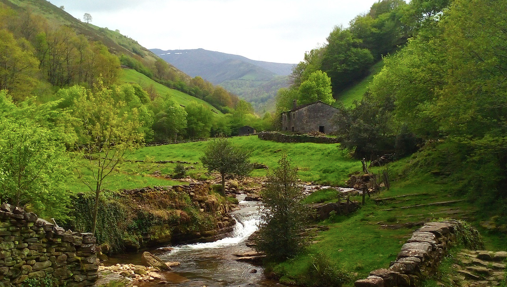 Paisaje cántabro de los Valles Pasiegos. Viaña, en Vega de Pas