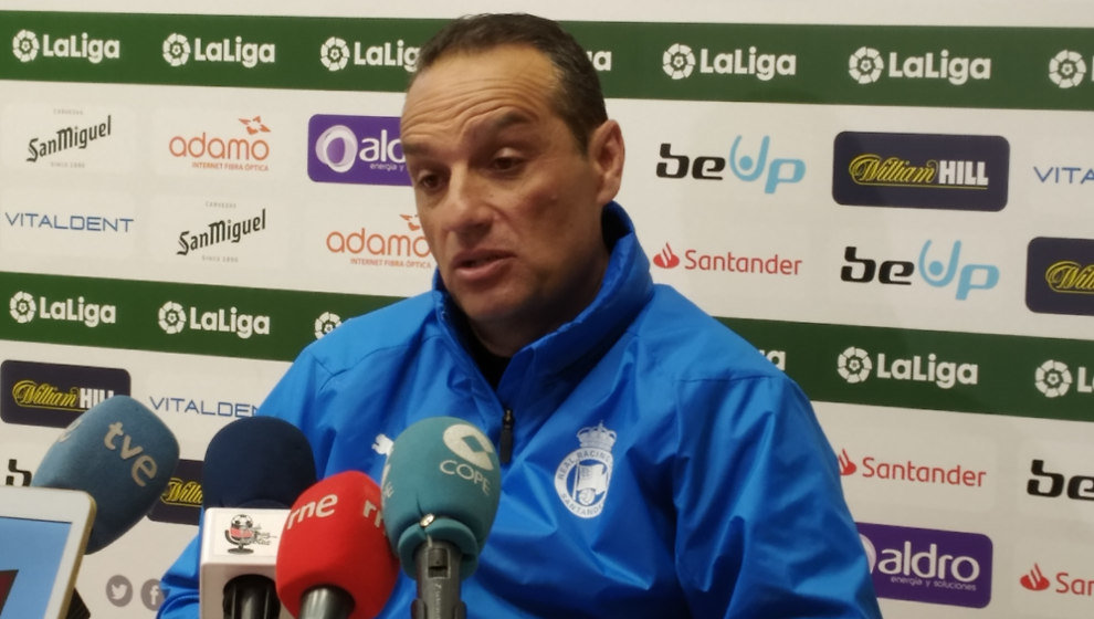 El entrenador del Racing, José Luis Oltra, durante la rueda de prensa