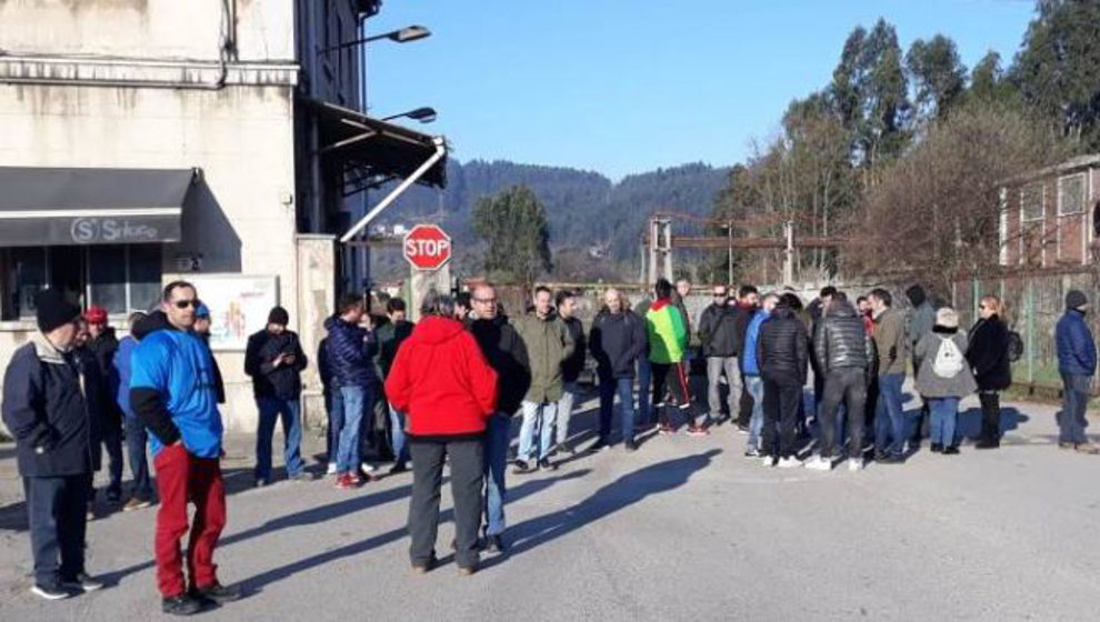 Trabajadores de Sniace concentrados ante la fábrica de Torrelavega