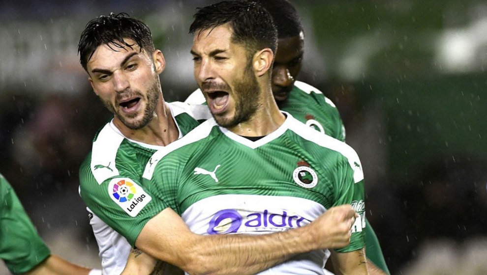 Cejudo celebra un gol durante un partido