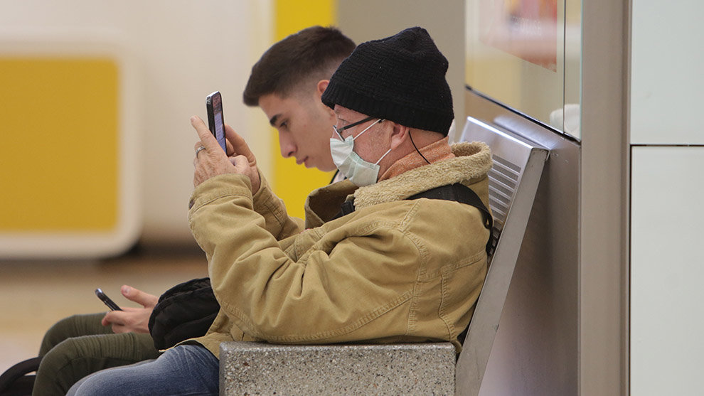 Pasajeros en el aeropuerto Adolfo Suarez-Madrid Barajas tras anunciar este martes el Consejo de Ministros prohibir los vuelos directos entre Italia y los aeropuertos españoles como medida extraordinaria para contener la expansión del coronavirus, en Madrid (España) a 10 de marzo de 2020.

ADOLFO SUAREZ-MADRID BARAJAS;CORONAVIRUS;COVID-19. MASCARILLA;

10/3/2020