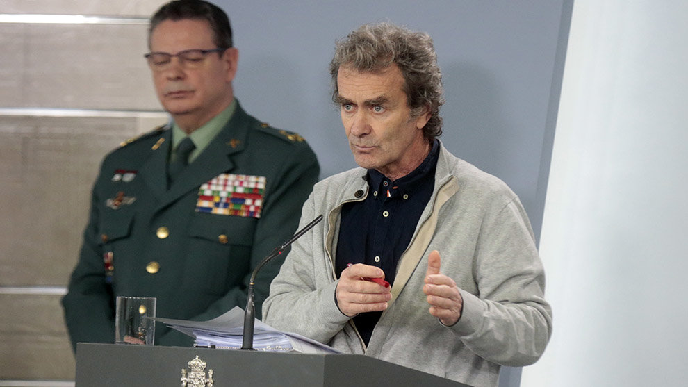 El DAO de la Guardia Civil, Laurentino Ceña; y el director del Centro de Coordinación de Alertas y Emergencias Sanitarias, Fernando Simón, durante una rueda de prensa