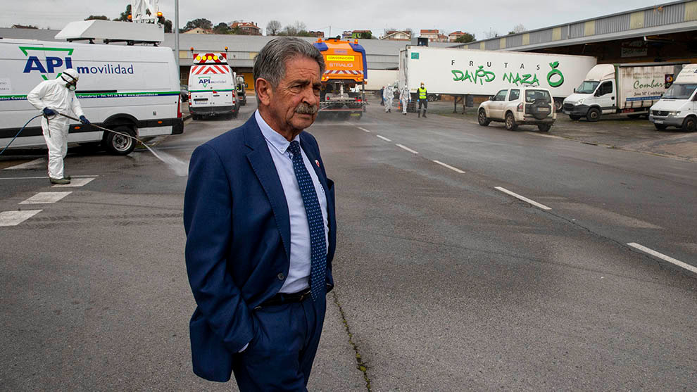 El presidente de Cantabria, Miguel Ángel Revilla, durante las labores de desinfección en Mercasantander

El presidente de Cantabria, Miguel Ángel Revilla, durante las labores de desinfección en Mercasantander


18/3/2020