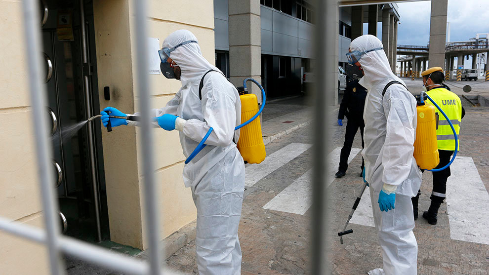 Efectivos de la Unidad Militar de Emergencias, UME realizan tareas de limpieza y desinfección en la Estación Marítima del puerto de Málaga a causa de la pandemia al brote del nuevo coronavirus (COVID-19). En Málaga, (Andalucía, España), a 17 de marzo de 2020.

MLG 17-03-2020.-EFECTIVOS DE LA UNIDAD MILITAR DE EMERGENCIAS;UME REALIZAN TAREAS DE LIMPIEZA Y DESINFECCIÓN EN LA ESTACIÓN MARÍTIMA DEL PUERTO DE MÁLAGA A CAUSA DE LA PANDEMIA AL BROTE DEL NUEVO CORONAVIRUS (COVID-19).-ÁLEX ZEA.

17/3/2020