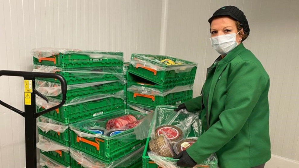 Trabajadora de Mercadona preparando una entrega