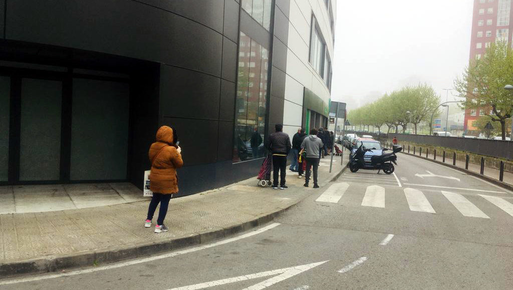 Cola para entrar en el Mercadona de La Albericia | Foto: edc