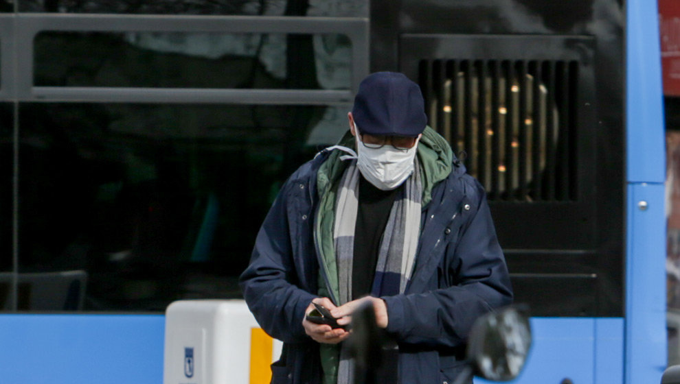 Un hombre lleva mascarilla para protegerse del coronavirus