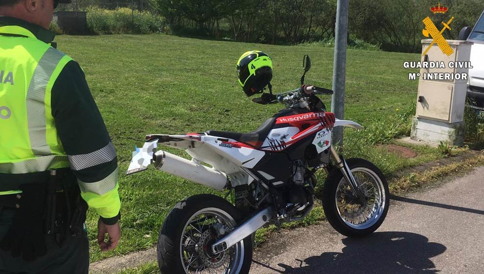 El motorista no se detuvo al darle el alto la Guardia Civil