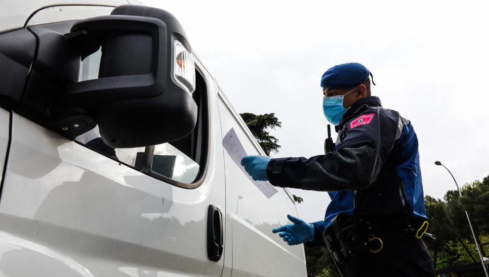 Agentes de la Policía Municipal de Madrid efectúan controles de tráfico por el estado de alarma del Covid-19